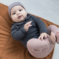 phil-phae_aw20_organic_essentials-baby-bonnet-heather-baby-collar-tee-graphite-rib-leggings-powder-padded-baby-blanket-hazel.jpg