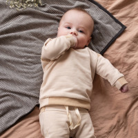 aw22-phil-phae-59_soft_kidswear_223299_two-tone_baby_pants_223194_two-tone_baby_sweater_663911_baby_blanket_stripes_.jpg